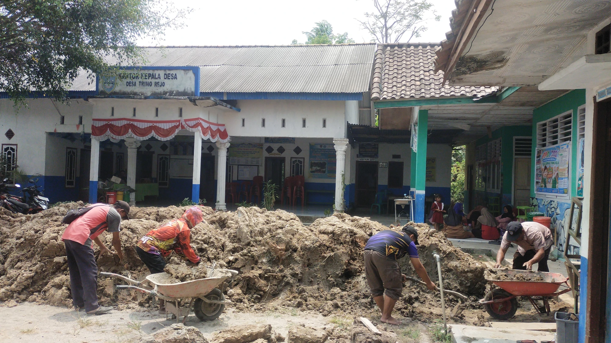 Gambar: Semangat Gotong Royong Warga Trimo Rejo, Lakukan Penimbunan di Belakang Kantor Kepala Desa dan PAUD Sebiduk Sehaluan Cempaka